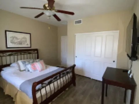 Private access, private room, private bathroom Hotels in Goodyear