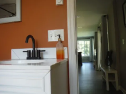 Peaceful farm area, on the reservoir, near vineyards Hotels in Wallingford