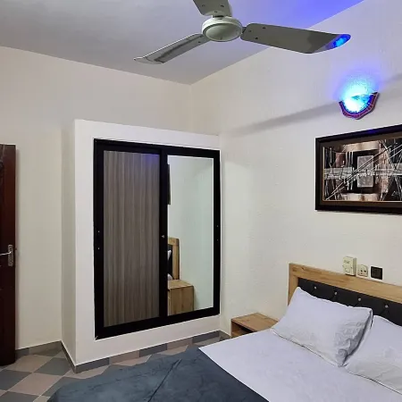 Deluxe Queen Size Bed & Saloon