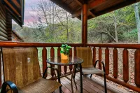New 4K TV and Air hockey table! Center Pigeon Forge,hot tub, pet, entire cabin!