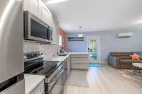 Cozy Bungalow Apartment Walking Distance to Shops, Bars and Beach!