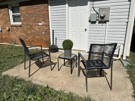 The Welcoming Winston | 3BR Cozy Home & Pool Table Отели рядом с достопримечательностью «Университет Северная Каролина Скул оф Артс»