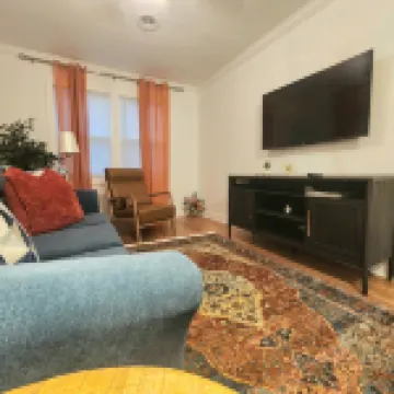 Cozy King Suite / Smart TVs / Self Check-in / Free Parking & Wi-Fi