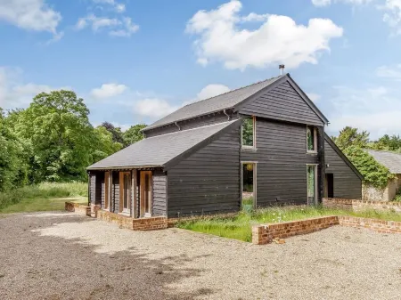 Rustic Charm & Modern Comfort in Essex Countryside Отели в г. Брейнтри