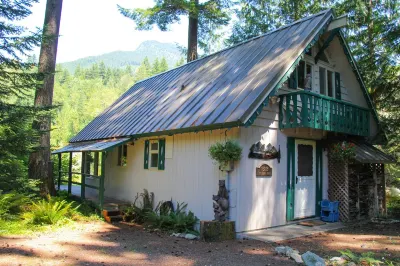 SKY RIVER CABIN-     VIEWS,    CLOSE TO HIKING