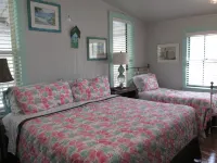 Historic raised Tybee cottage, very cool, comfortable and oh so Tybee! Hotels near Back River Beach