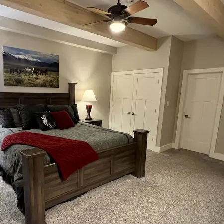 Smart Sun Valley location! Year-round heated pool & spa. Walk to town & lifts.