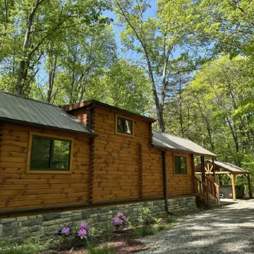 Secluded Log Cabin with Premium Hot Tub under Gazebo