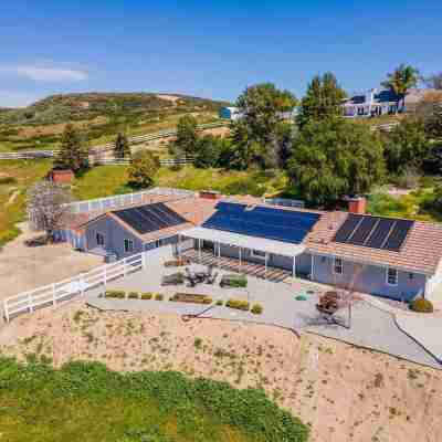 GREAT LOCATION! CLOSE TO PELTZER, LORIMAR, FAULKNER, LONG SHADOW WINERIES! Hotel Exterior