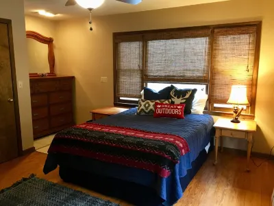 5 acres 4 bedroom cabin close to everything with fire pit, swimming fishing lake Hotels near Davidson River