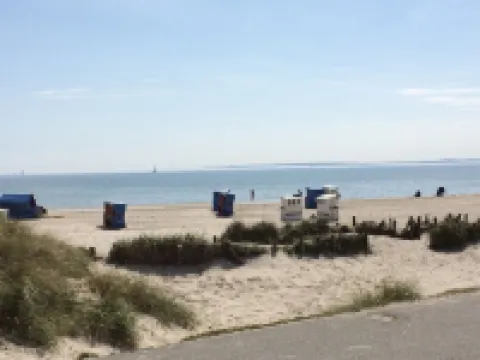 Vacation home close to the beach with patio cover; fiberglass; garden; parking at the house