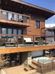 Modern Centrally located chalet, wifi, hot-tub and log fire