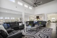 9000 Sqft Estate/Pickleball/Basketball/Pool/HotTub/9 Bdrm/8 Bath/23Beds/Sleeps35