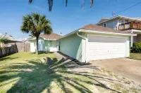 Beautiful House Sleeps 12 - Hot Tub - Breakfast - Walk to Beach