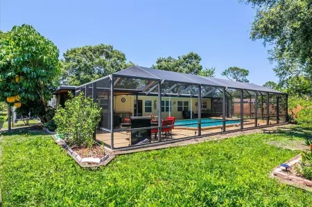 3 BR /3 BA with Private Pool & Patio Near Beaches