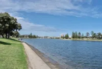 Golden Sunset Enjoy the beautiful scenery of Glenelg North