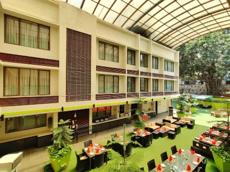 Citrus Hotel Lonavala Отели рядом с достопримечательностью «Шри Нарайяни Дхэм Темпл»