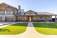 Zion Vista 7BR/5.5BA Poolside Manor Near Zion: Sauna, Hot Tub, Golf, Gym Hotels in Colorado City