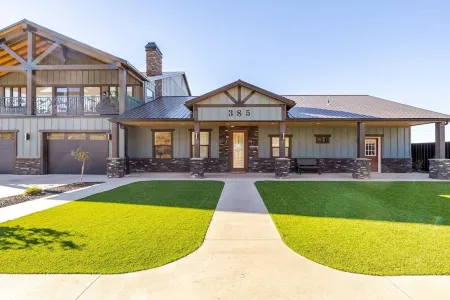 Zion Vista 7BR/5.5BA Poolside Manor Near Zion: Sauna, Hot Tub, Golf, Gym