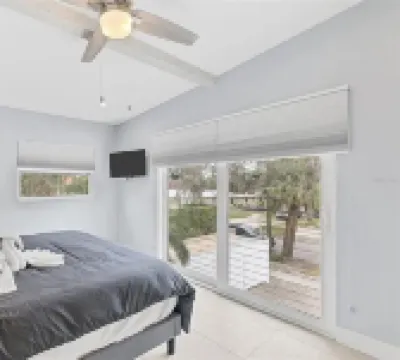 2nd floor 2bdrm/1.5 bath 1 mi from Marina and downtown. Just 2 miles from beach!