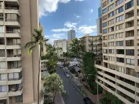 Waikiki Living, 4 blocks from surf, mountain views, king size bed and office!