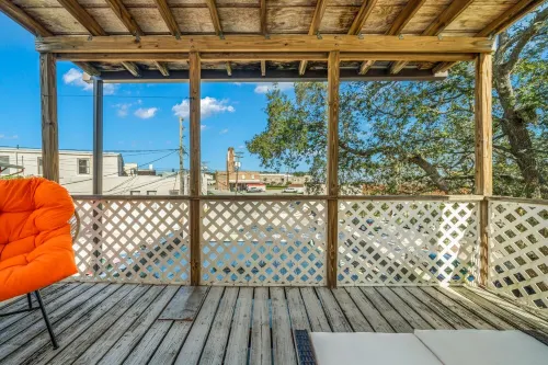 Home Town Takeover Downtown Stay!- Views of the Postcard Mural