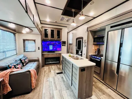 Unique RV Stay! Perfect for Couples, Families, And Explorers in the heart of FM Отели рядом с достопримечательностью «Stay N' Play»