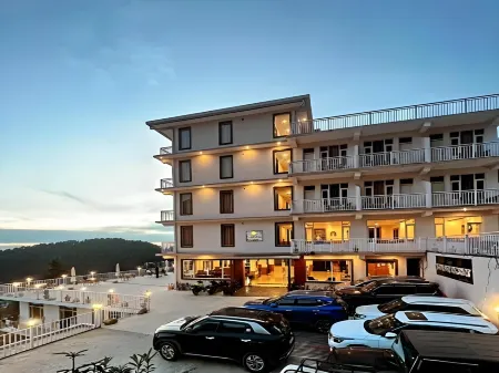 High Sky Resort - Best Luxury Hotel in Dharamkot Отели рядом с достопримечательностью «Dharamsala War Memorial»