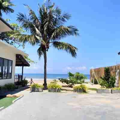 โฮม แอท จันทร์ บีช รีสอร์ท Hotel Exterior