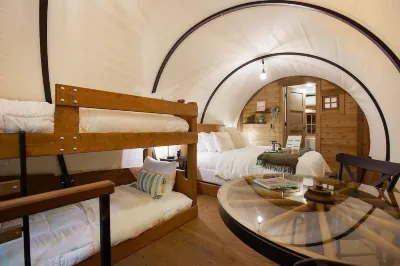 Covered Wagon Camping along Creek, Sleeps 4 Hotel in zona Leaman's Place Covered Bridge