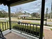 Charming 1-bedroom house in Metcalfe with modern amenities and a vintage vibe