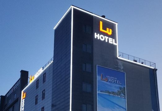 LU 호텔의 세련된 내부 인테리어