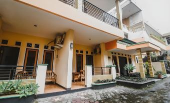 RedDoorz Plus at Neo Asri Hotel Megamendung Puncak Bogor