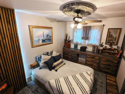 Enjoy relaxing comfort in this uniquely designed home - 5min from Frontier Park Hotels near Cheyenne Regional Airport