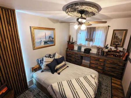 Enjoy relaxing comfort in this uniquely designed home - 5min from Frontier Park