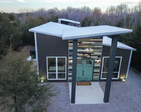 Bison Cabin with Hot Tub, Air Hockey & Pool Table, South of Norman Hotels in McClain County