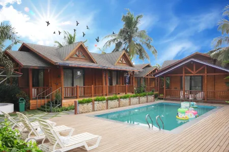 Foxoso Aaristo Baga Beach Resort