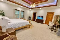 Luxury Old Man's Cave Home🌲Walking Distance to Hocking Hills Park with Hot Tub