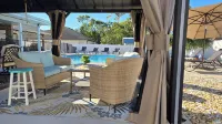 Lovely RV with outdoor pool  and Jacuzzi.