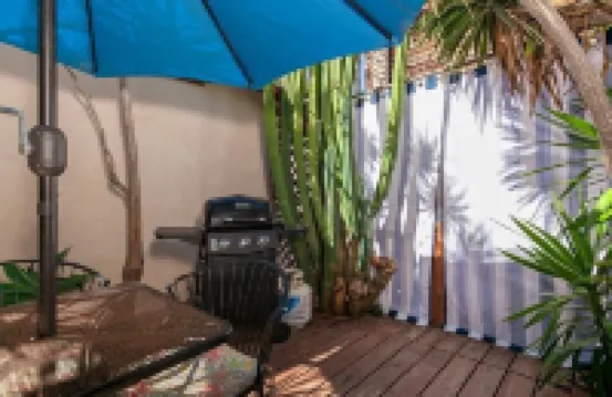 OB Cottage Hideaway Private Patio & Steps to the Sand