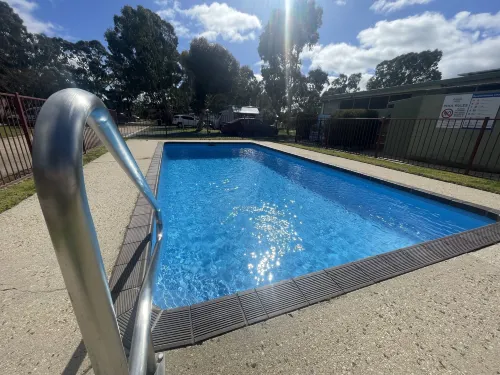 Acacia Caravan Park & Holiday Units - parking