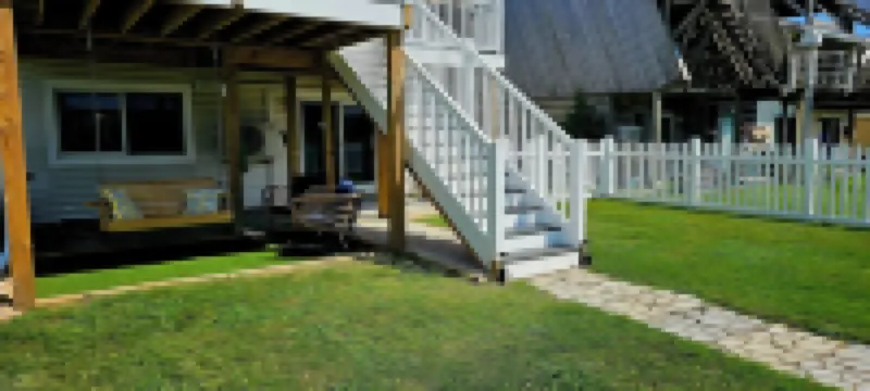 Charming 1-bedroom apartment with King Bed.  No Stairs.  Steps to the Ocean.