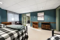 Cozy 4-Bedroom Cottage Nestled in the Trees by Kayuta Lake Hotels in Forestport