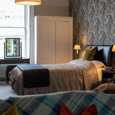 Light-filled Period Apartment - Central Bath