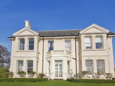 Severn Manor Country Estate Hotels near Cob House Countryside Park