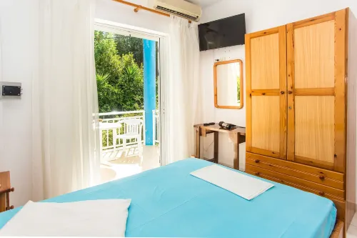 Bluewhite Studio - Cozy Garden Nest Hotels in Livathou