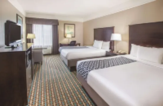 La Quinta Inn & Suites by Wyndham Bay City - parking