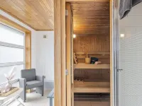 寧靜的帶熱水浴缸和桑拿的別墅