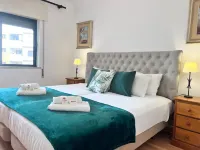 Praia da Rocha Unique Design with Pool by Homing Hotels in Портімау