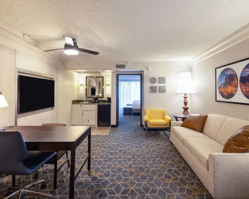 Embassy Suites by Hilton Phoenix Biltmore Rooms Photos